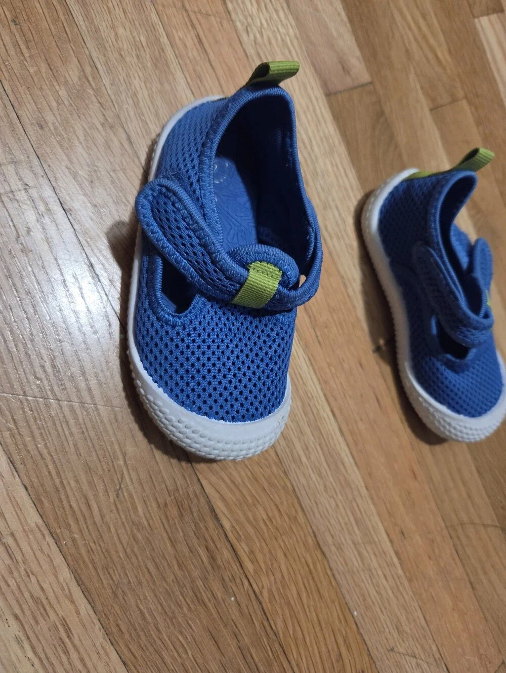 Cat & Jack Blue Mesh Water Shoes with Lime Accent / Size 5